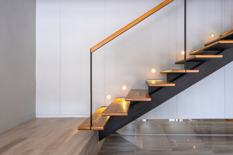 Moderne Holztreppe mit offenen Stufen