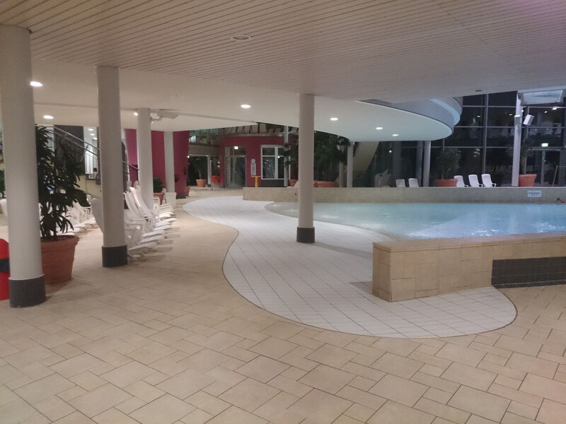 Gefliester Boden in einem Schwimmbad